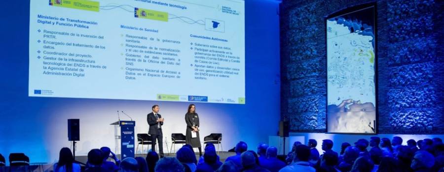 Ponentes realizando la presentación ante el público