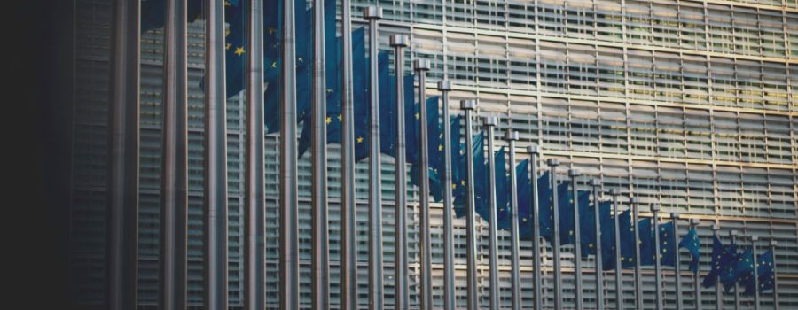 Edificio y banderas de la Comisión Europea