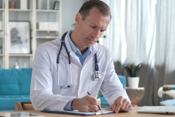 Profesional sanitario escribiendo un informe