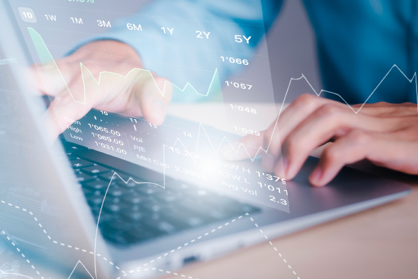 Persona manejando un portátil