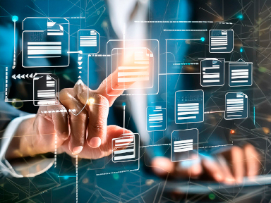 Persona seleccionando un icono sobre una pantalla táctil