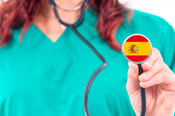 Profesional sanitaria con un estetoscopio con la bandera de España