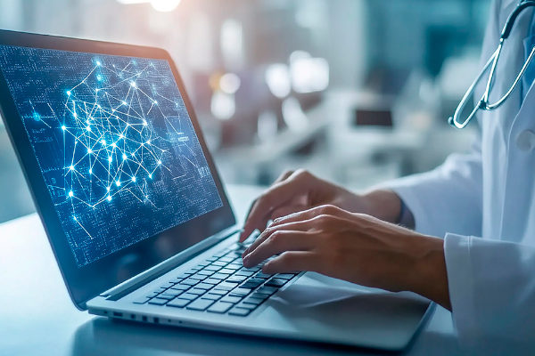 Profesional sanitario tecleando en un portátil