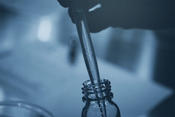 Persona guardando una muestra en un tarro