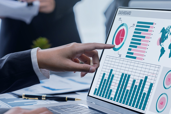 Mano señalando un cuadro de mando en la pantalla de un portátil