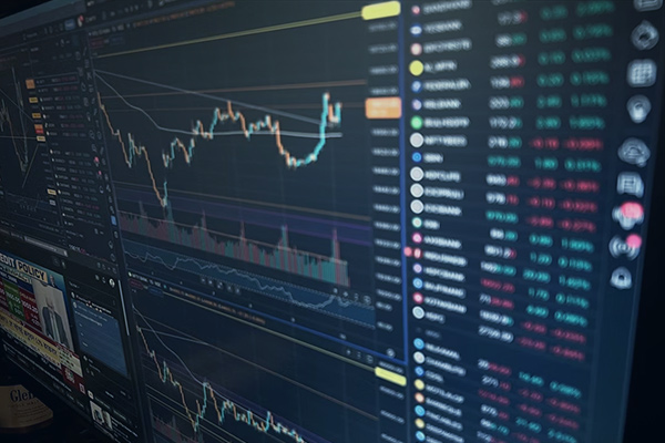 Monitor enorme mostrando información estadística