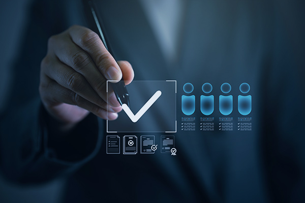 Persona escribiendo el símbolo de validación